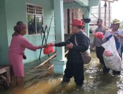 Kades Muara Bakti salurkan bantuan langsung kepada Masyarakat terdampak banjir