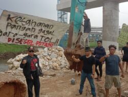GAGAL PANEN BERLANJUT, PETANI BURANGKENG DEMO SEGEL JALAN TOL 