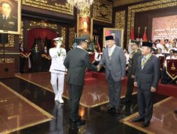 Panglima TNI Sematkan Bintang Yudha Dharma Utama Kepada Menhan RI 