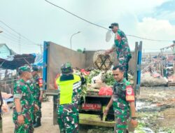 Personil Koramil 04/Babelan Bersihkan Sampah di Pasar Babelan