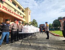 Aliansi Ormas Bekasi bersama Batalyon D Pelopor Satbrimob Polda Metro Jaya Bagikan 400 Takjil ke Pengguna Jalan di Jembatan Tegal Danas