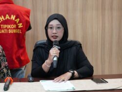 KEJATI SUMSEL TETAPKAN DUA TERSANGKA DUGAAN TIPIKOR PEMERASAN DALAM OTT DI KANTOR CAMAT PAGAR GUNUNG KABUPATEN LAHAT