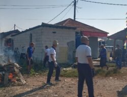 Dirgahayu RI Ke 80 ,SPOTMAR KOLINLAMIL Dan Masyarakat di PPI Paljaya sisir sampah di lingkungan Pesisir