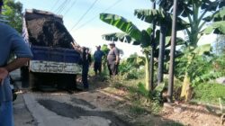 Johari TOMAS Desa Kedung Jaya turun langsung perbaiki jalan lingkungan,Menarik simpati dukungan dari warga Desa 